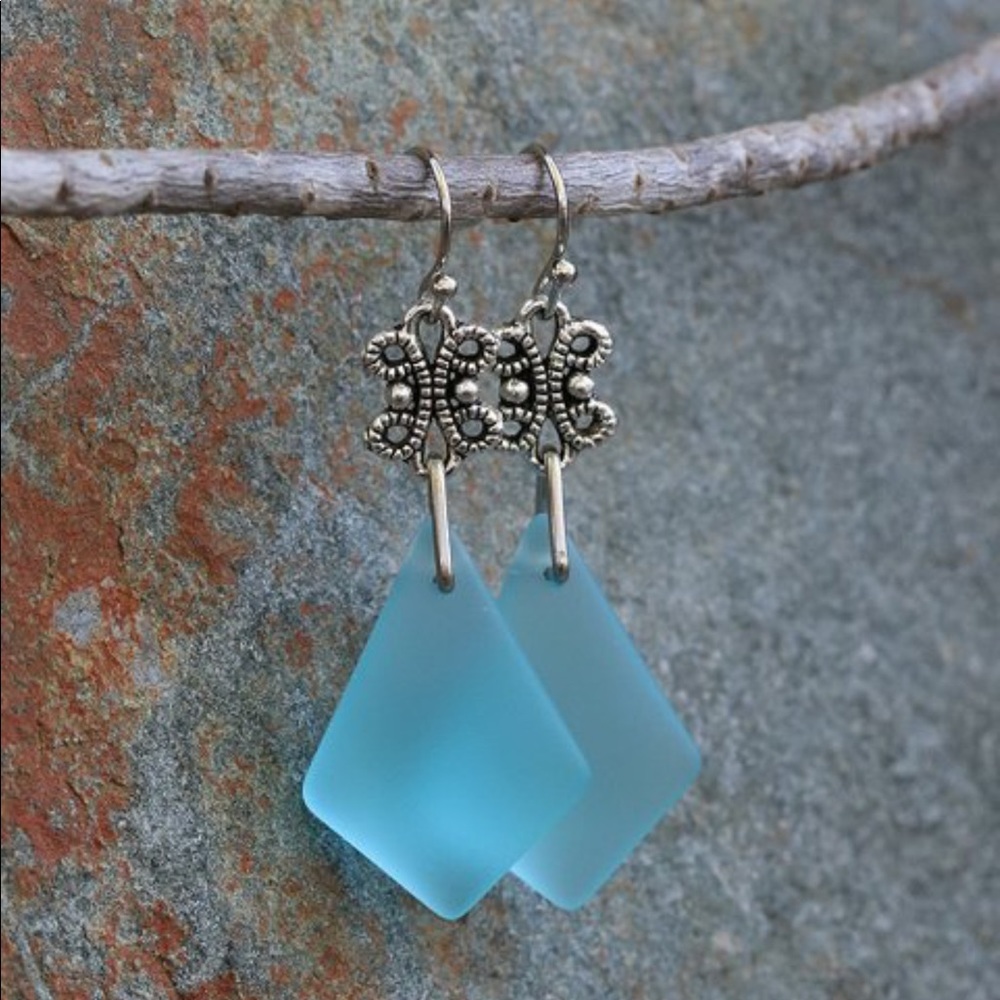 🦋Silvertone & Aqua Sea Glass Drop Earrings New!